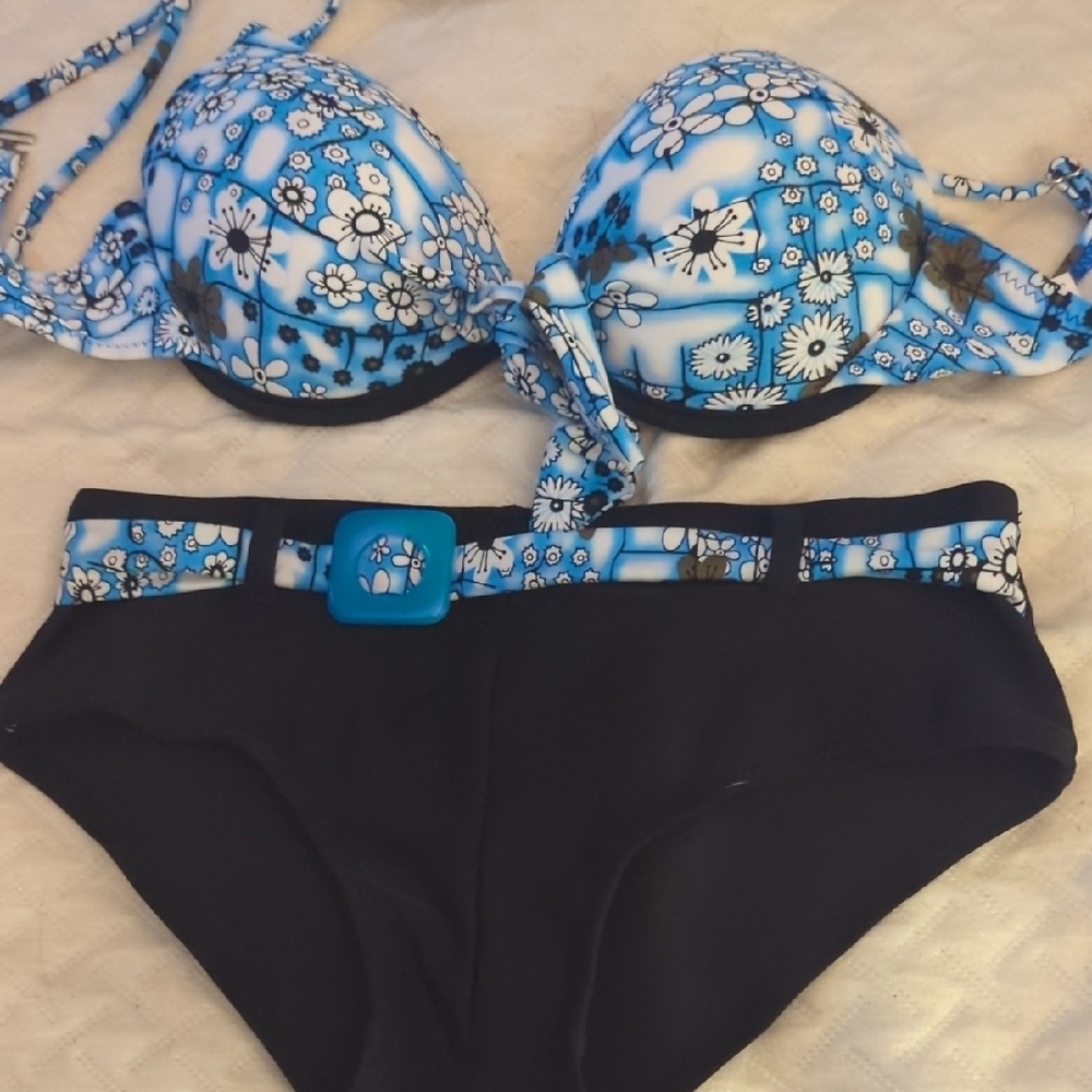 👙SHEIN Blue and Black Bikini Set with Floral Print👙